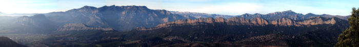 Des de la Creu de les Llaceres tenim una extraordinària panoràmica de la Plana d'Oliana